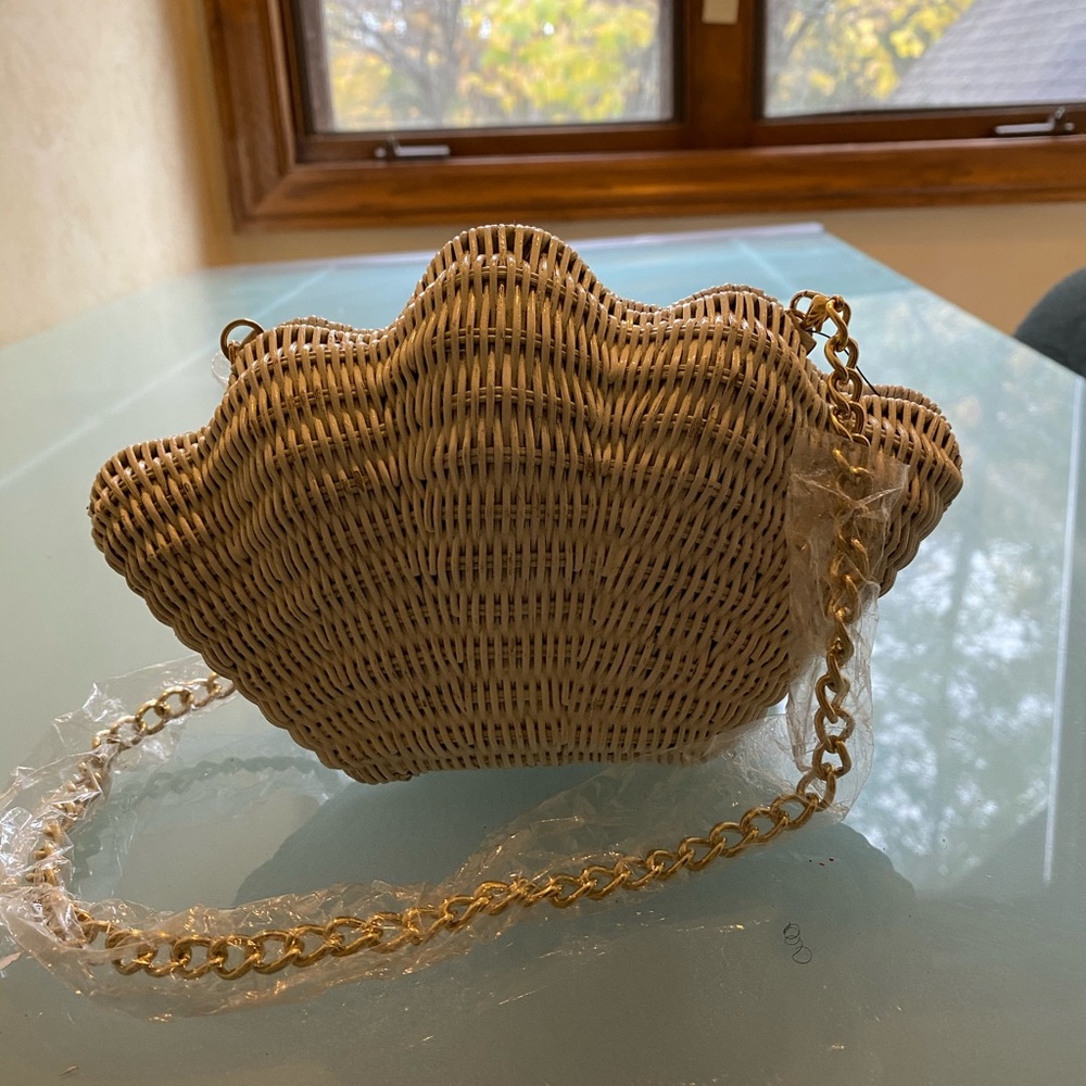 Clam Hand Purse